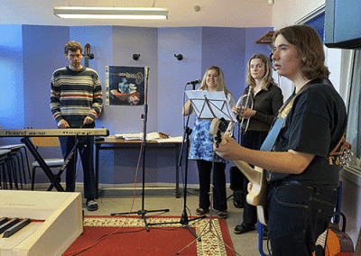 Band øver på højskolen