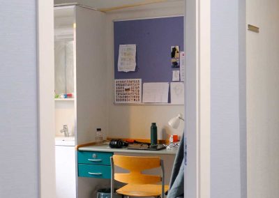 Højskoleværelse set fra gangen