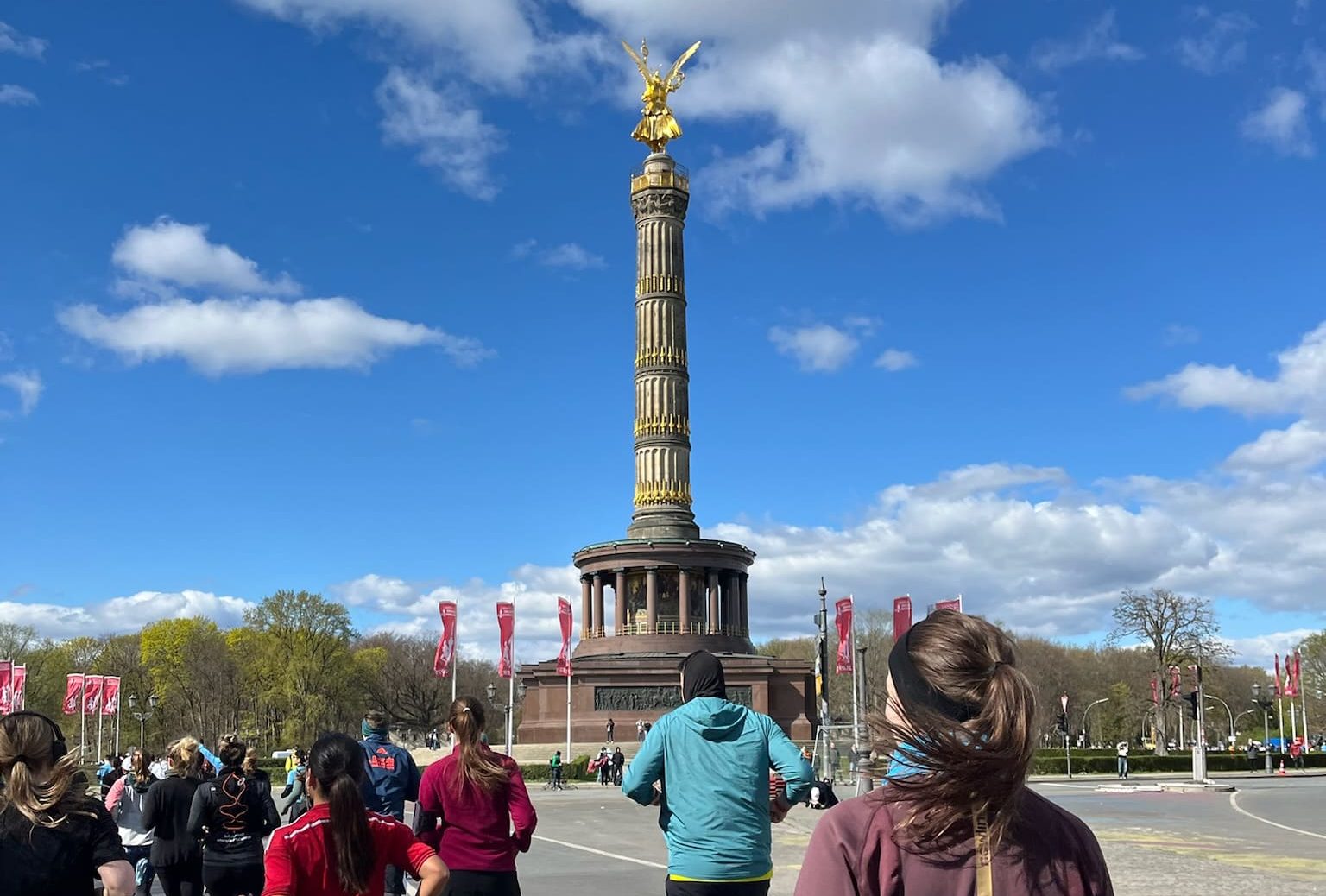 IMG_2837 Den 6. april 2025 stod vi klar på startlinjen – med sommerfugle i maven og Hadsten Højskole-merch i publikum