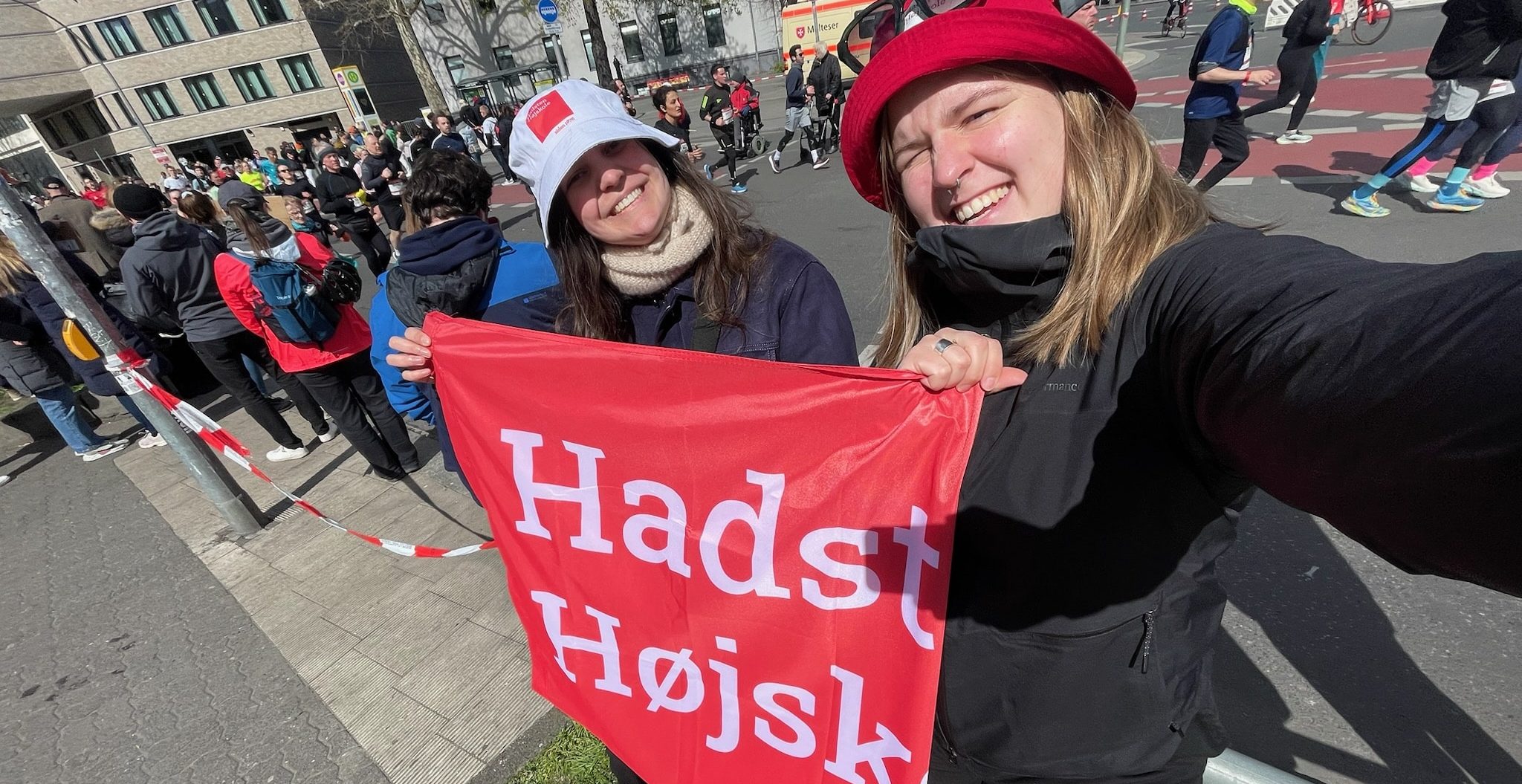 Den 6. april 2025 stod vi klar på startlinjen – med sommerfugle i maven og Hadsten Højskole-merch i publikum Den 6. april 2025 stod vi klar på startlinjen – med sommerfugle i maven og Hadsten Højskole-merch i publikum
